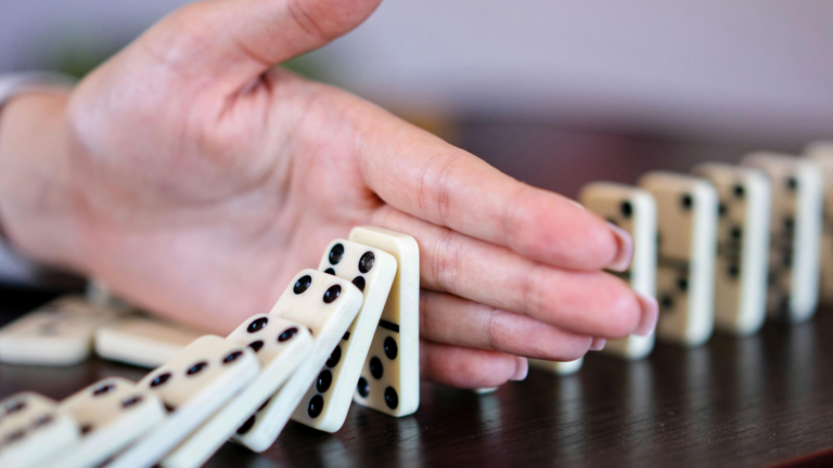 L'immagine mostra delle tessere che avanzano come una innovazione ed una mano che ne blocca l'avanzamento