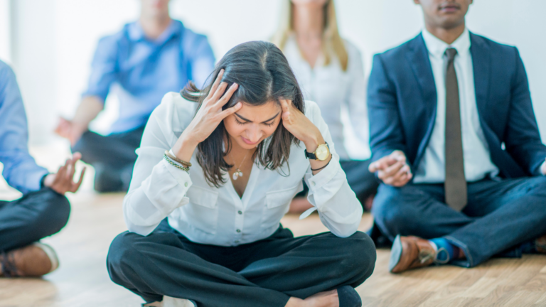 L'immagine descrive un collaboratore stressato che sta pensando si lasciare l'azienda